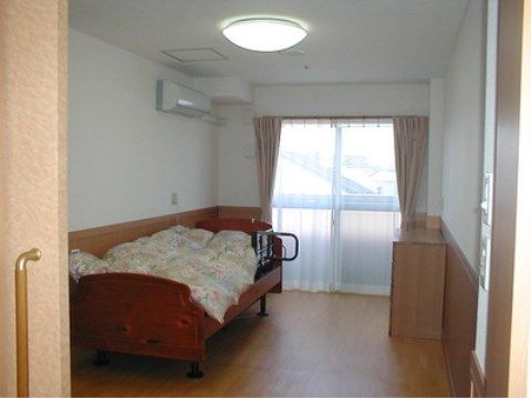 「百ねん庵楠」の居室。夜間もぐっすり眠れる、クッションが柔らかく気持ちの良いベッドである。