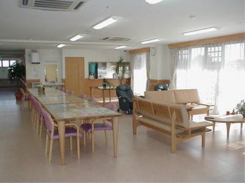 「百ねん庵楠」のリビングダイニング。入居者様のお食事所で、清潔感あるリビングダイニングになっている。