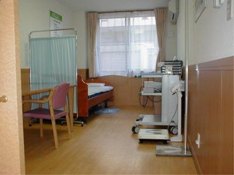 「百ねん庵楠」の健康管理室。入居者様の健康チェックを行い、状態に合わせてお薬を用意したりできる。