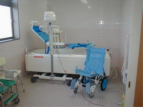 「百ねん庵楠」の機械浴室。介護レベルが高い方もスタッフ介助のもと、入浴ができるので清潔感を保てる
