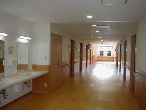 「百ねん庵楠」の廊下。廊下に洗面台を備え付けて、足元をフットレスに施している。