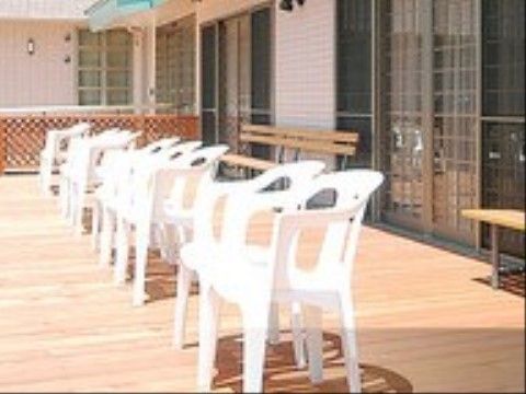 「百ねん庵楠」のテラス席。椅子に腰掛けをして、入居者様とお喋りしながら、風に当たれる。