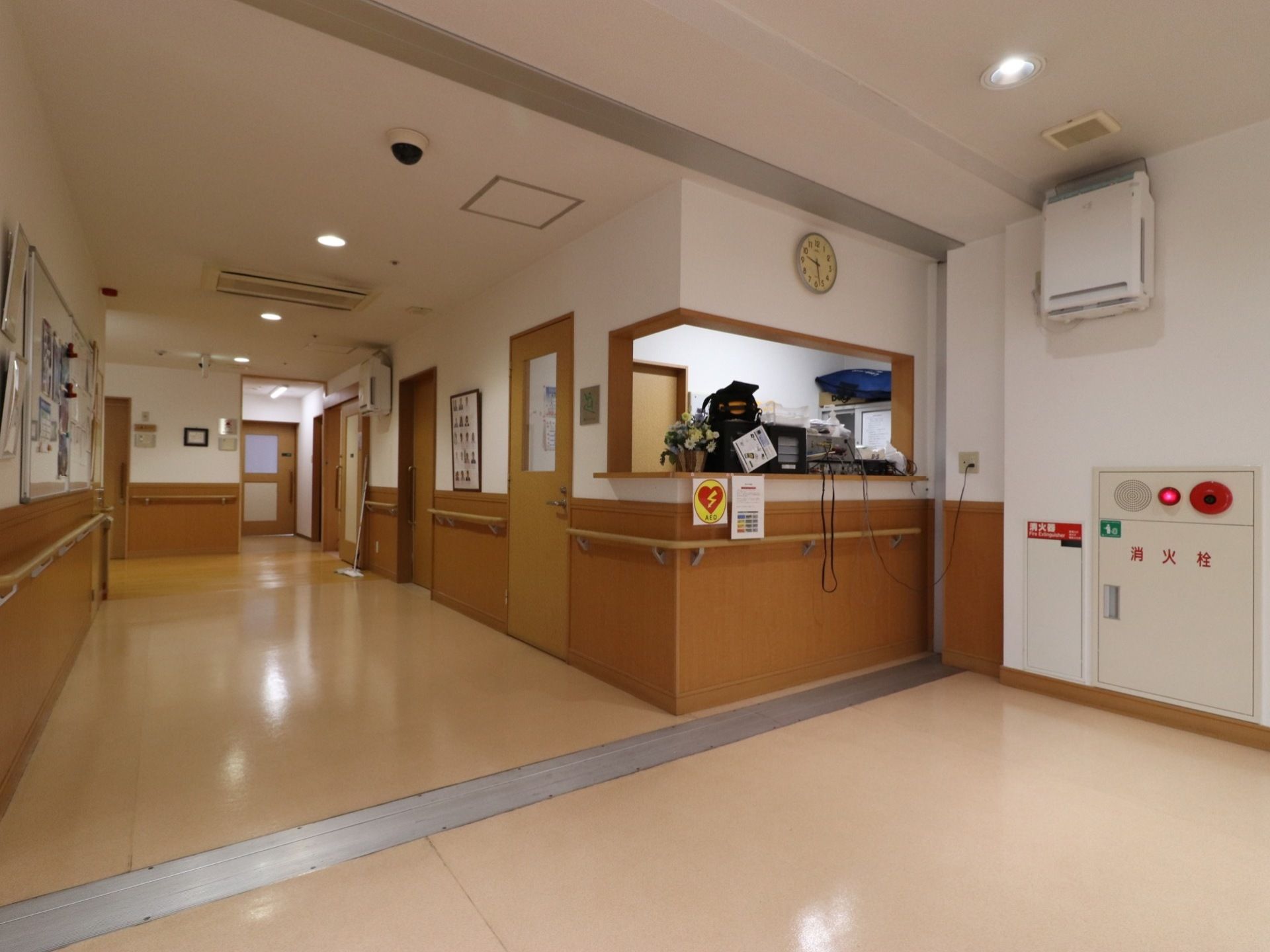 通路の床は全面フラットで、両側の壁に手すりを取り付けている。右側の壁には消火器と非常用押しボタンを設置している。