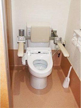 「百ねん庵桜」のトイレ。左右の肘掛けにトイレを設置し、しっかり掴むことができる。