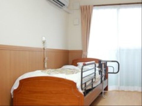 「百ねん庵桜」の居室。万が一の緊急コールを設置しており、寝たまま助けが呼べる。