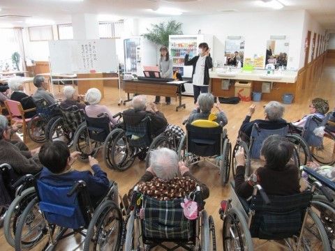 「百ねん庵桜」の音楽会。歌って気分をリフレッシュする音楽会のレクリエーションを行っている。