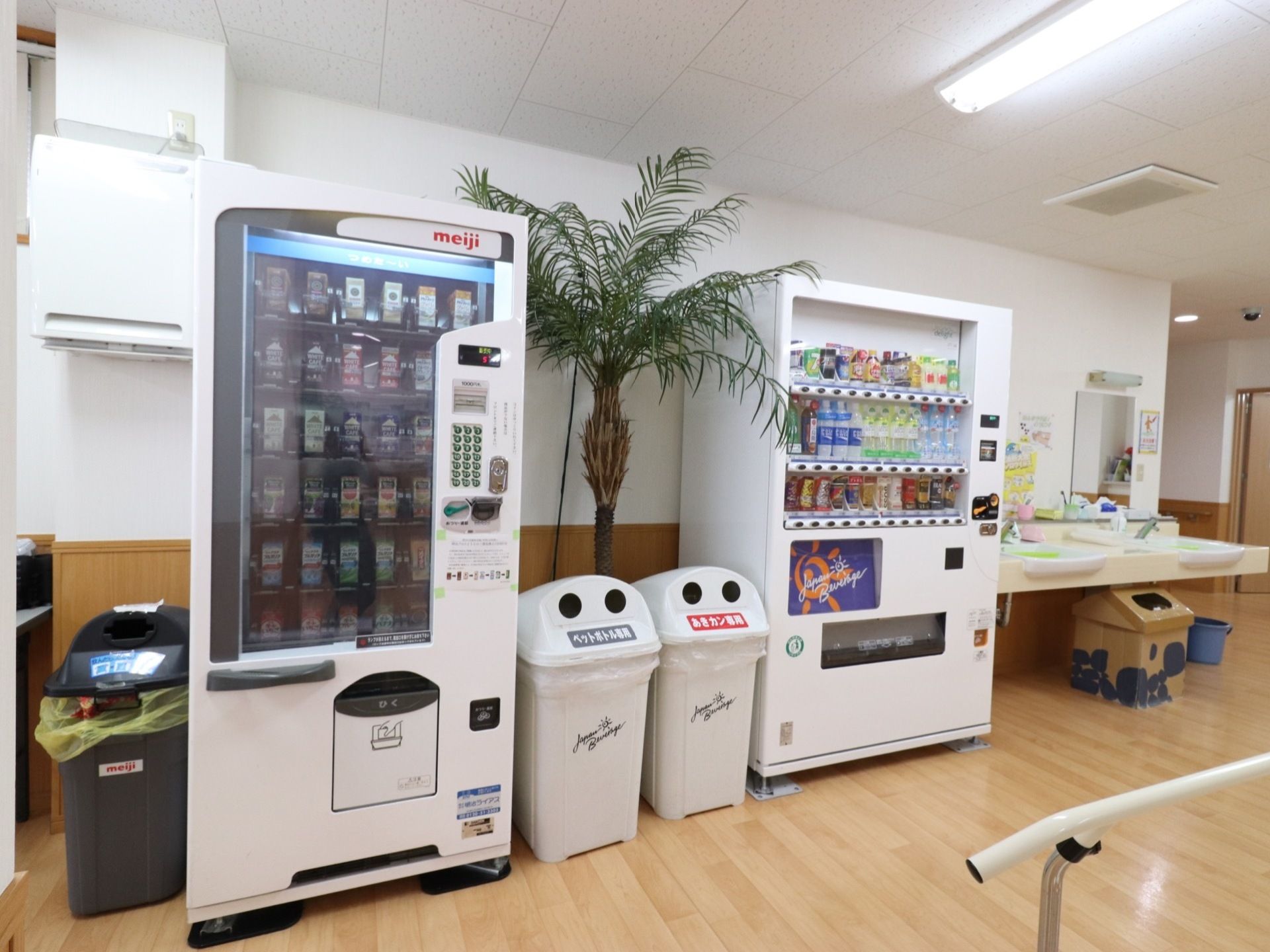 共有スペースの中には自動販売機を2台設置している。横には3つのゴミ箱を用意し、右側には洗面スペースを設けている。