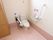 トイレには右側の壁にL字型の手すりを取り付け、その近くに温水洗浄便座の操作パネルとナースコールを設置している。