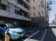 明るい日ざしの介護施設外観