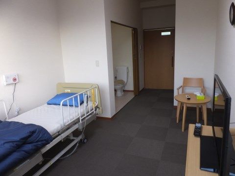 「翔月庵 神戸大開」の居室。チェストやテレビ、エアコンを完備し、暮らしに最適な環境である。