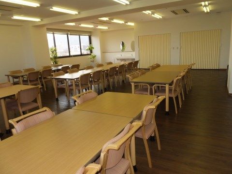 「翔月庵 神戸大開」の食堂。食堂は食べるところだけでなく、入居者様のレクリエーション場にも早変わりする。