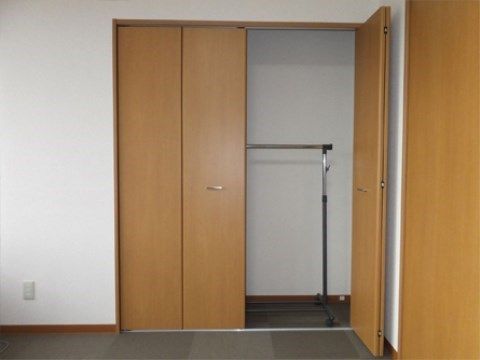 「翔月庵 神戸大開」の収納。衣類やアクセサリーを収納でき、スーツケースも楽々収まる。