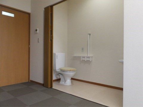「翔月庵 神戸大開」のトイレ。居室に備え付けられた、トイレは出入り口部分をゆとりを与え、入居者様に入りやすい工夫を施している。