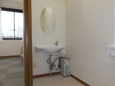 「翔月庵 神戸大開」の洗面台。トイレのお部屋と一緒に設置された洗面台を完備している。