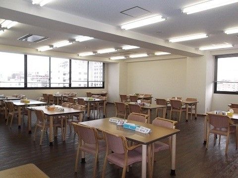 「翔月庵 神戸大開」の食堂。1つのテーブルに4人座って、交流しながらお食事ができる。