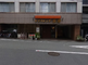 街角の建物と周囲の様子
