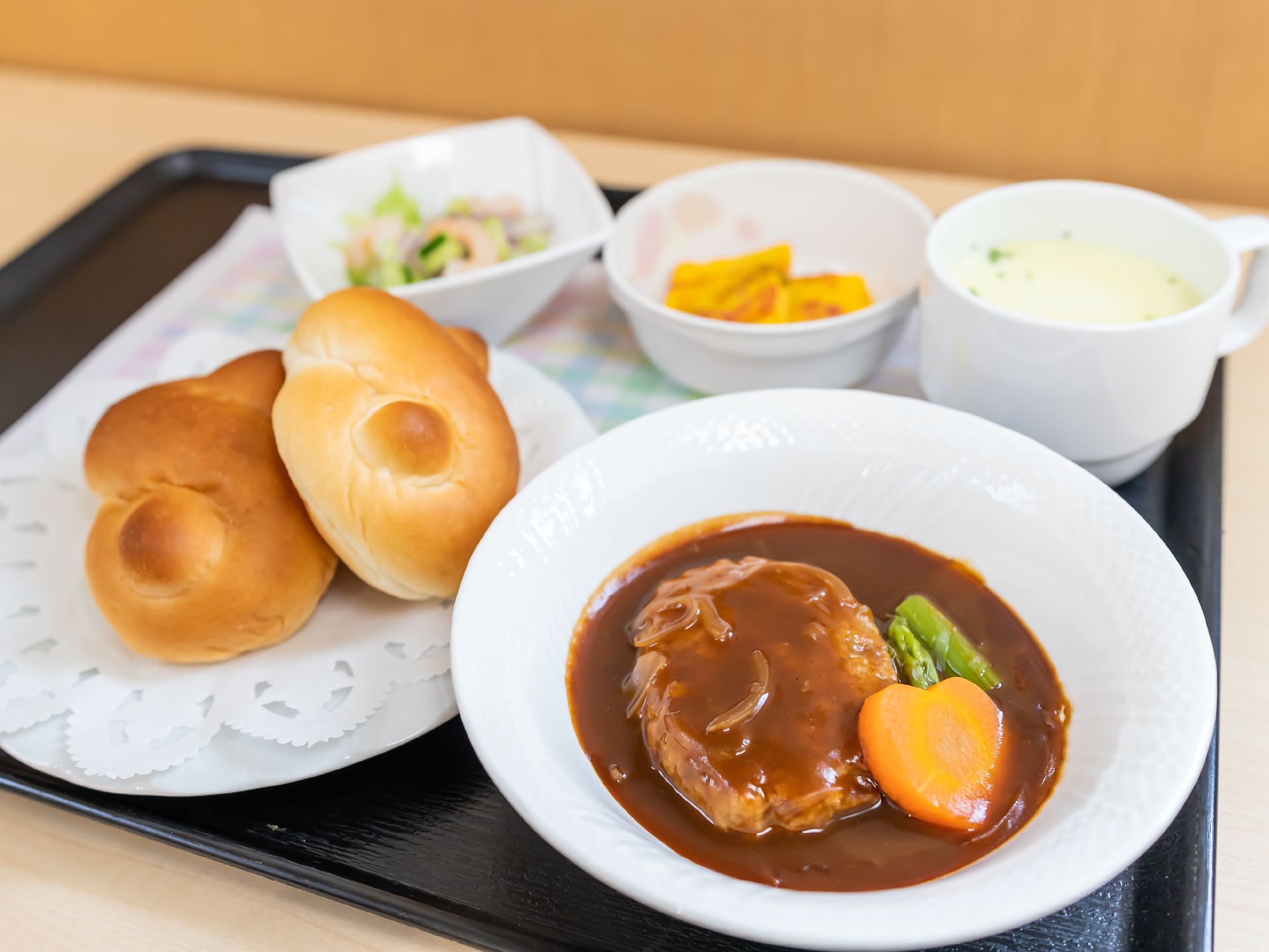パンと煮込みハンバーグのセット