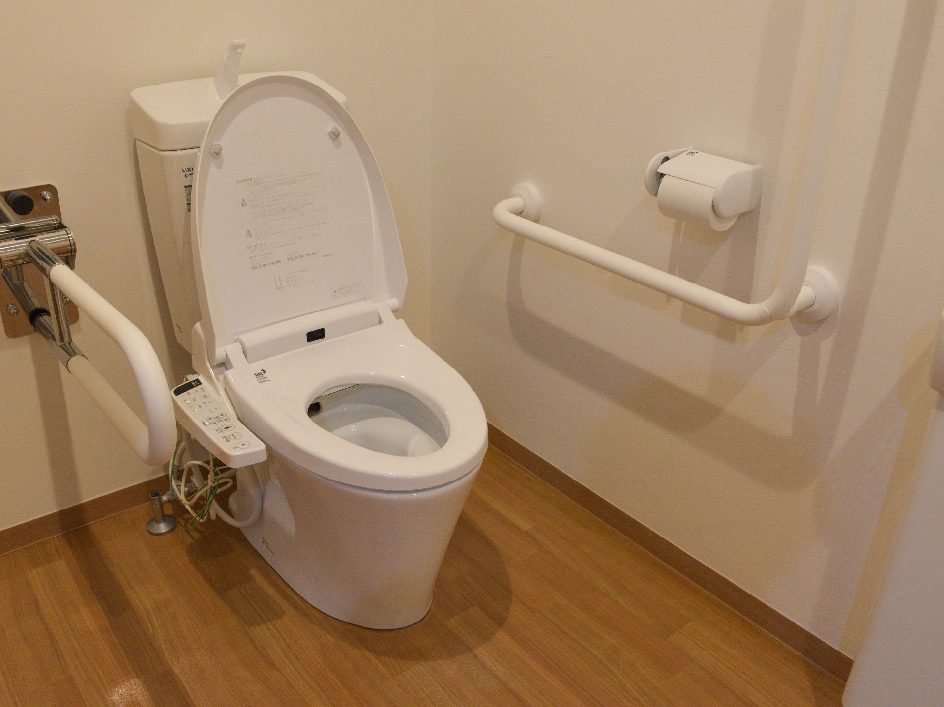 清潔感のある広いトイレには両側に手すりが用意されており片側は手摺が上下でき、車いすからの移動も楽に行える。