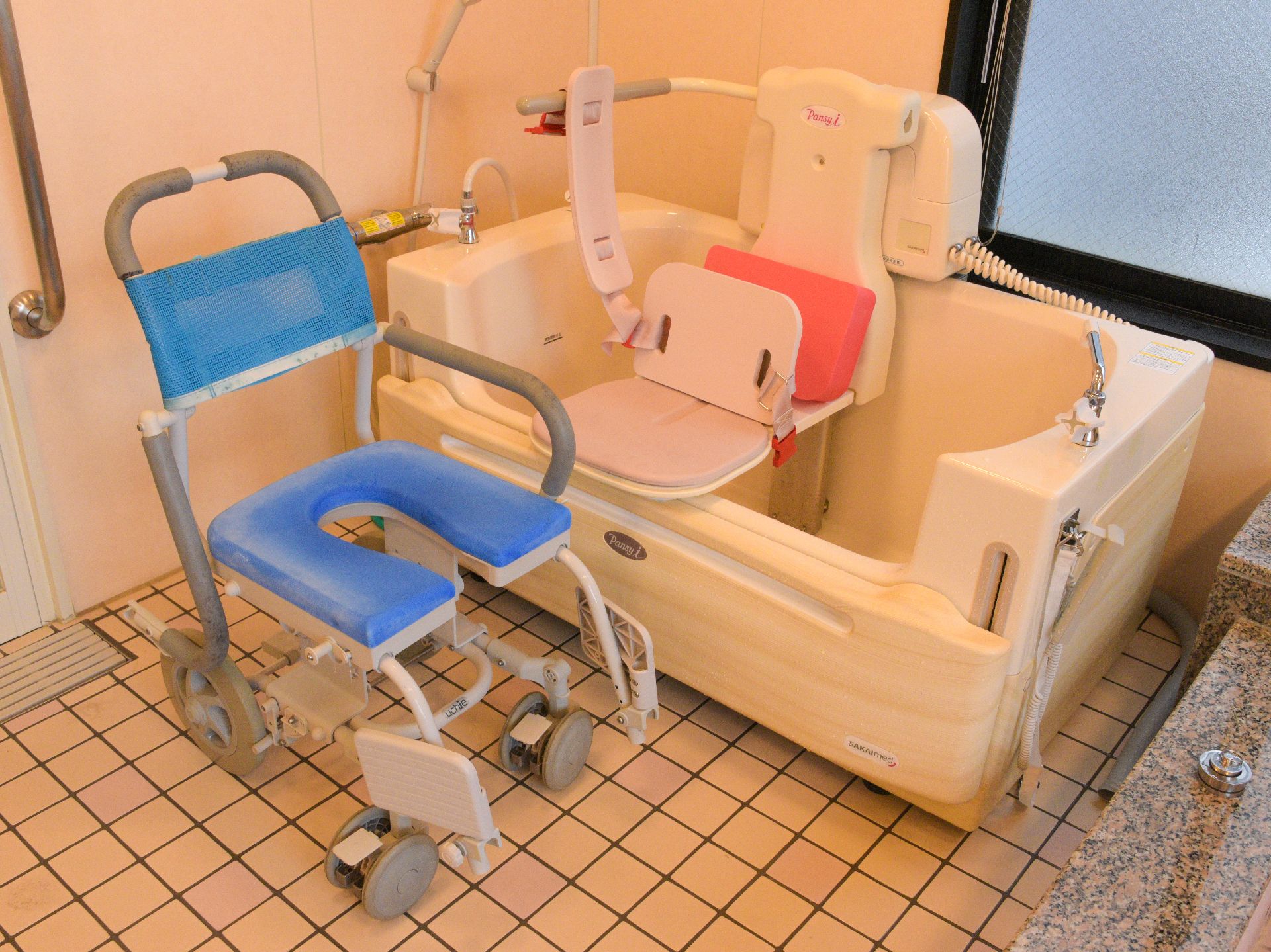 施設にはお体の不自由な方でも気持よくご入浴いただけるよう機械浴の設備が整えられていて、身体にあまり負担をかけず入浴することができる。
