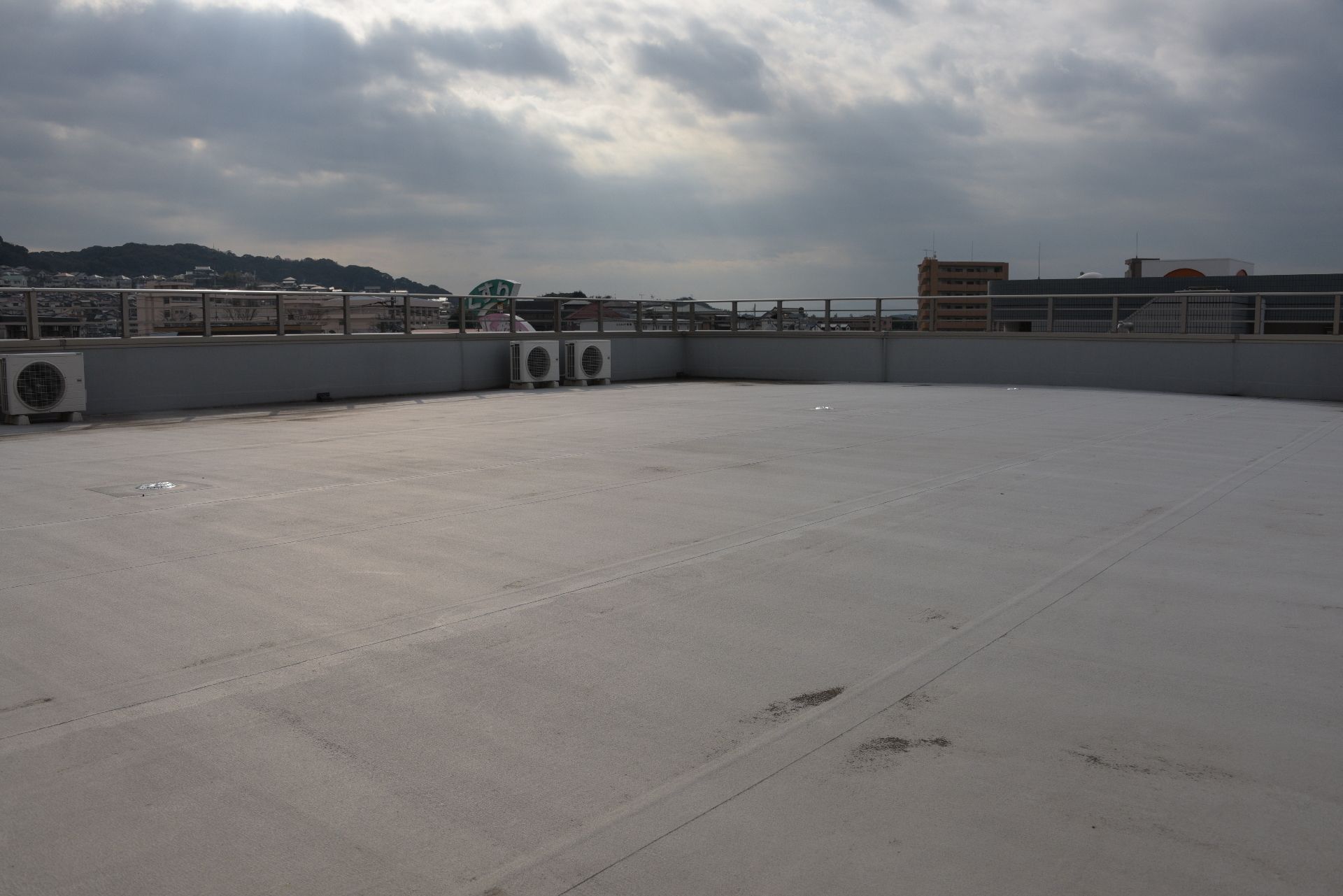 施設屋上では周辺を一望でき、車椅子に座ったままでも景色が楽しめる様、壁は落下防止も兼ねた手摺を設置してある。