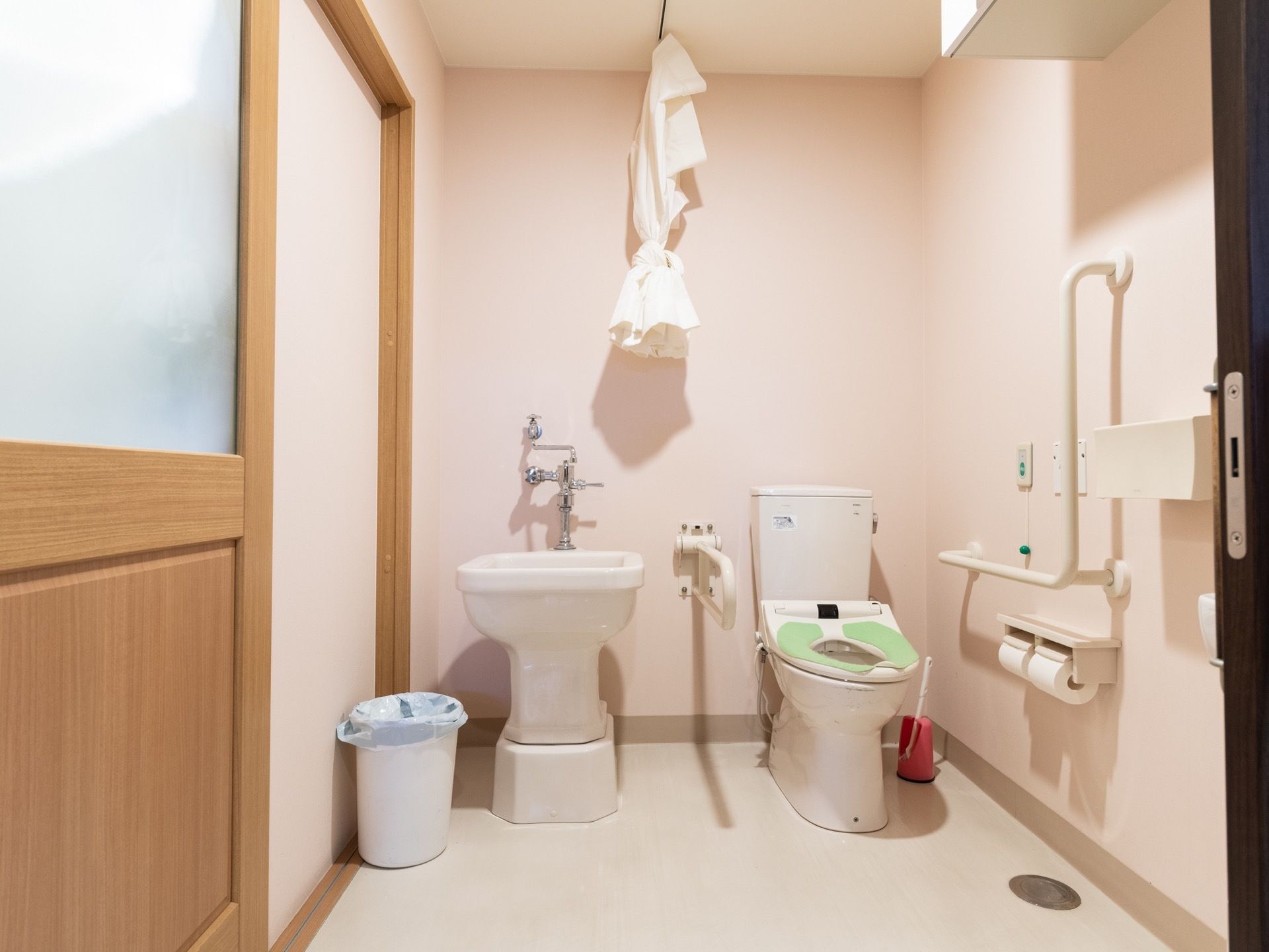 トイレは壁に縦横の手すりが設置されており、立ち座りの際の負担を軽減できる。呼び出しボタンも設置されているため、安心して利用することができる。