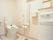 洋式トイレのほかに、汚物流しが２つ設置されている。壁や床、天井は白く清潔感がある。トイレはカーテンで仕切れるようになっている。