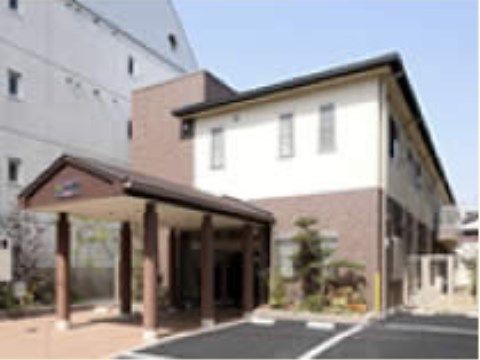 入口前に屋根が設置されており、近くまで車で来られる玄関