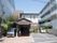 施設は、鉄骨造りの2階建て。色はブラウンとベージュの2色が使われている。建物の前に駐車スペースもある。