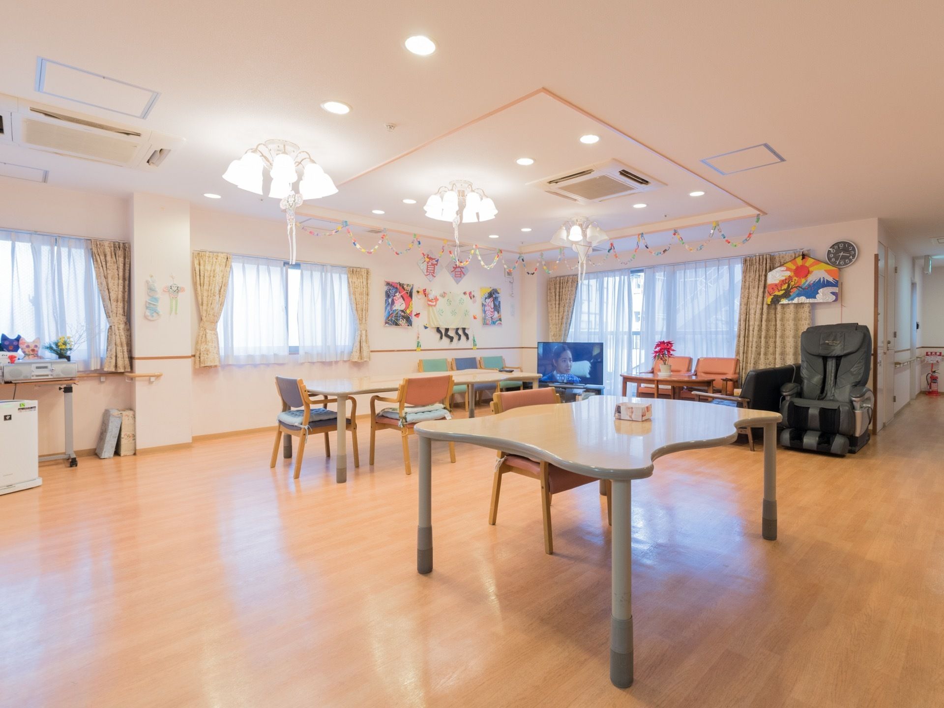 リビングにはテーブルと椅子が並べられている。テーブルの周りは広々としていて余裕がある空間になっている。