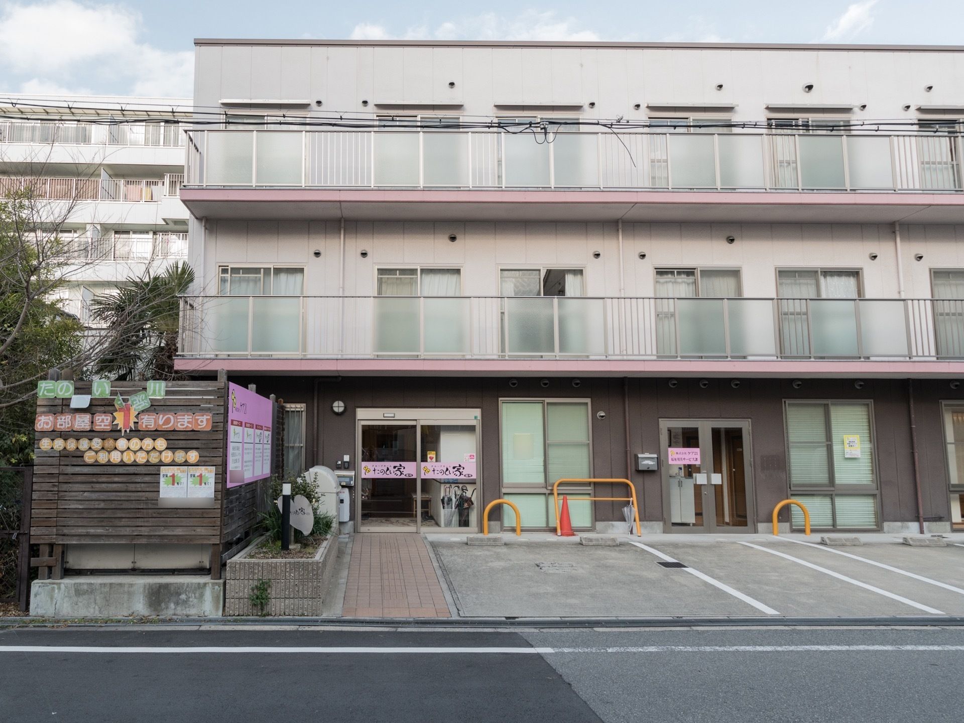 建物の前に車を寄せられるようになっている施設の玄関前
