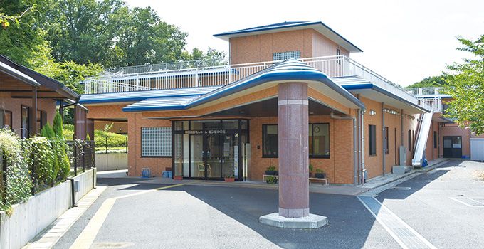 明るい入り口の建物