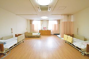 明るい居室の様子