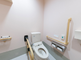 バリアフリー設計のトイレ空間