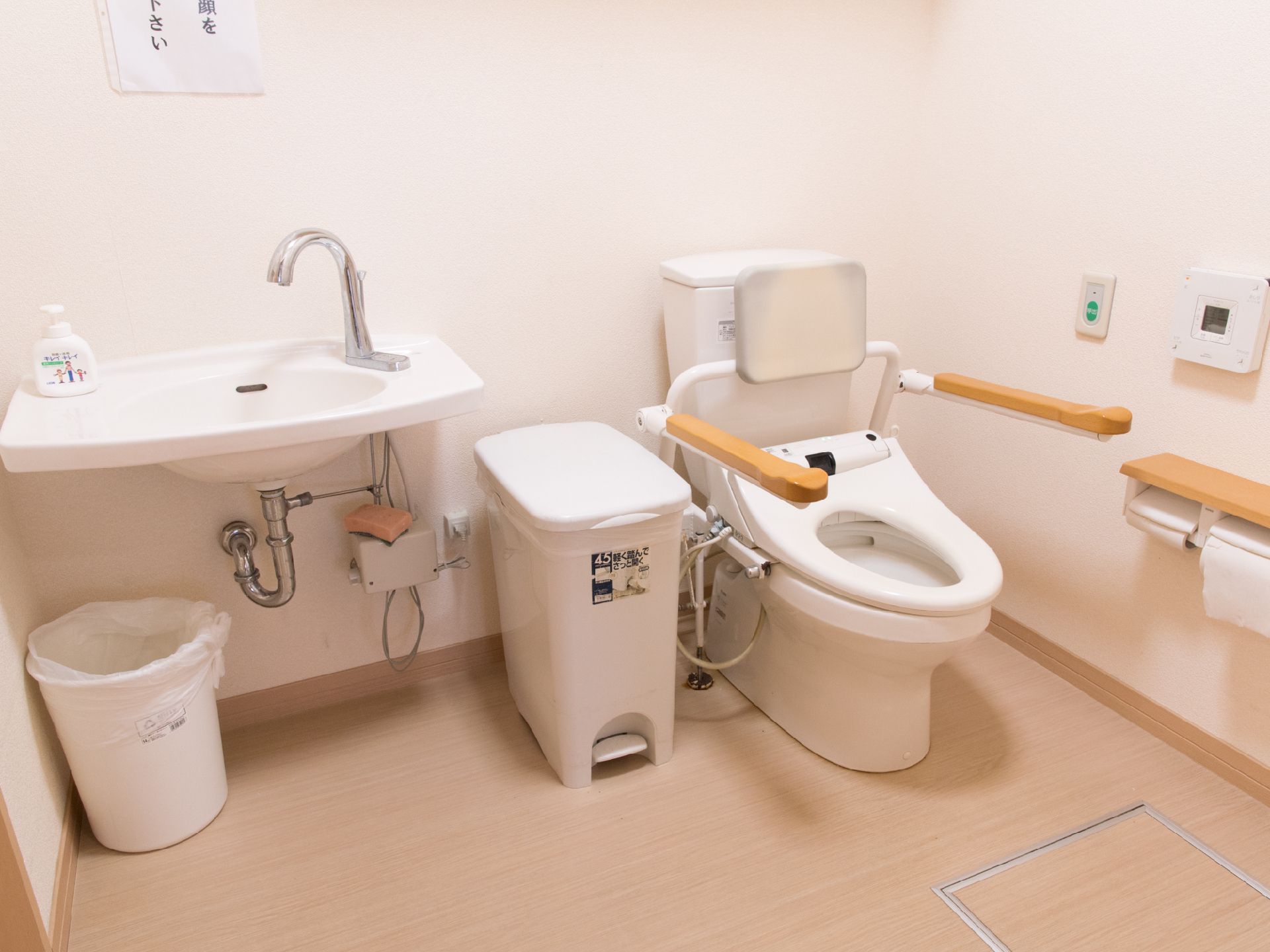 ウォッシュレット完備のトイレ。すぐ横には自動で水が出る、手洗い場が設置されている。ゴミ箱と汚物入れもあるので、もしもの時も安心。