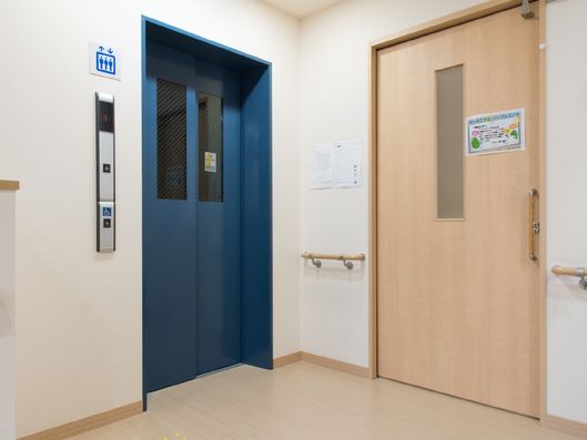 エレベーターの前