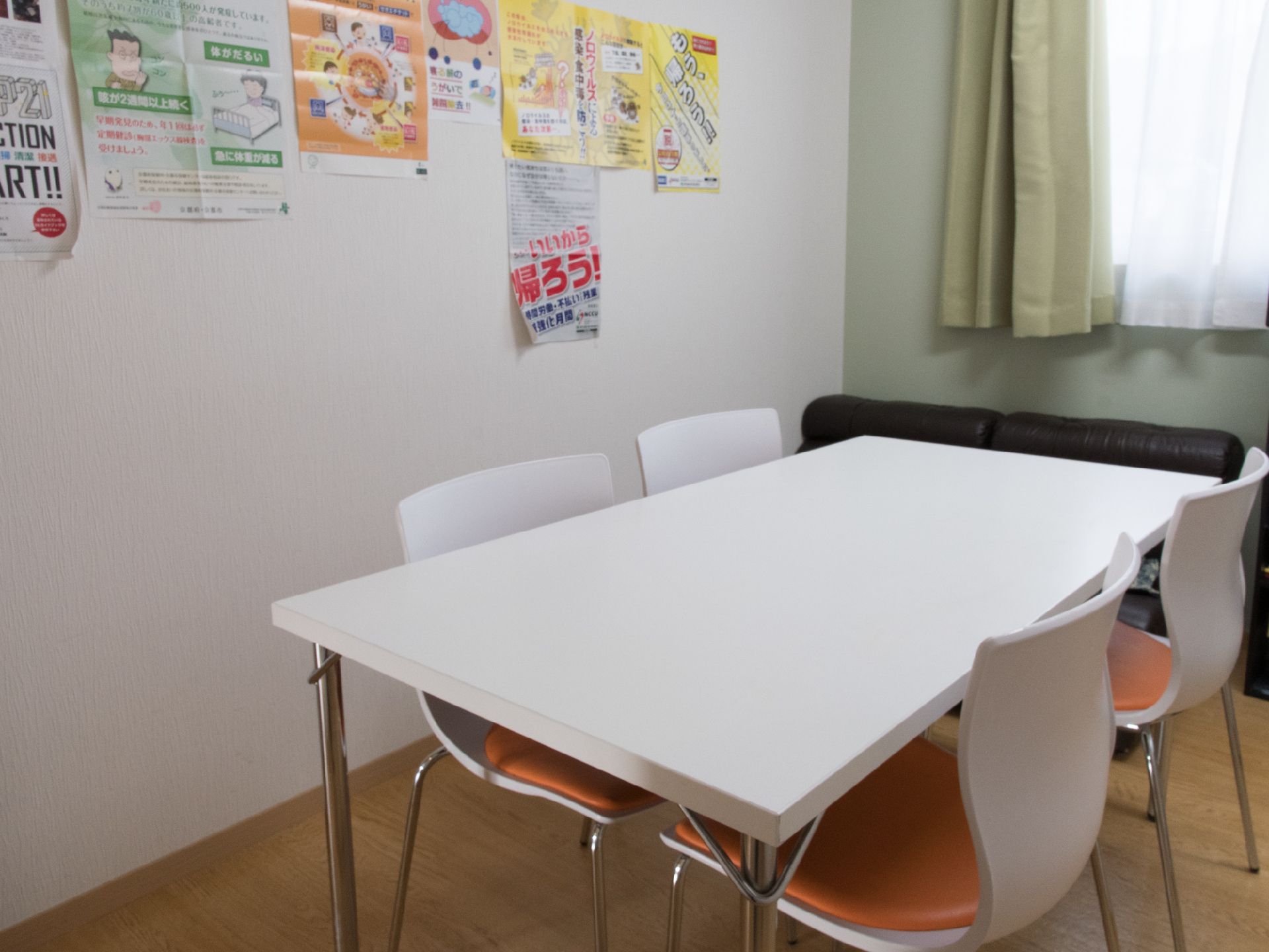 相談室が設置されている。白い机といすが爽やかな印象。奥にはソファもあり利用者はそこでゆったり座って待つことが出来る。