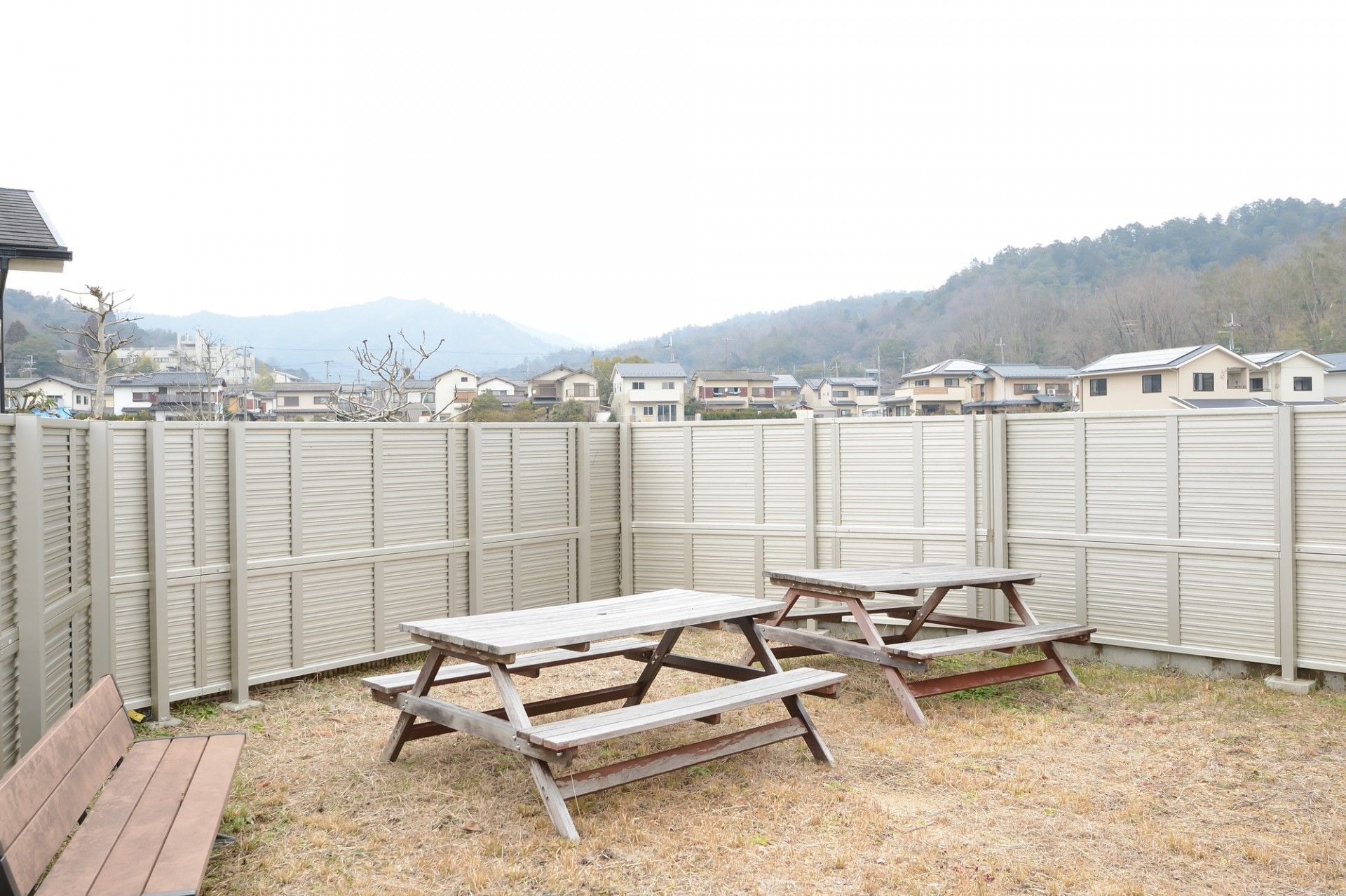 全て木材で作られた丸いテーブルセットに着いている２脚の椅子