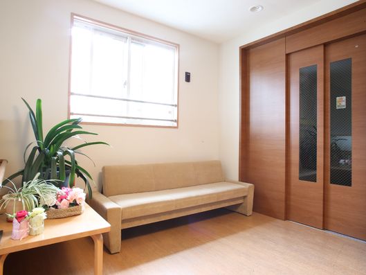 エレベーターの前