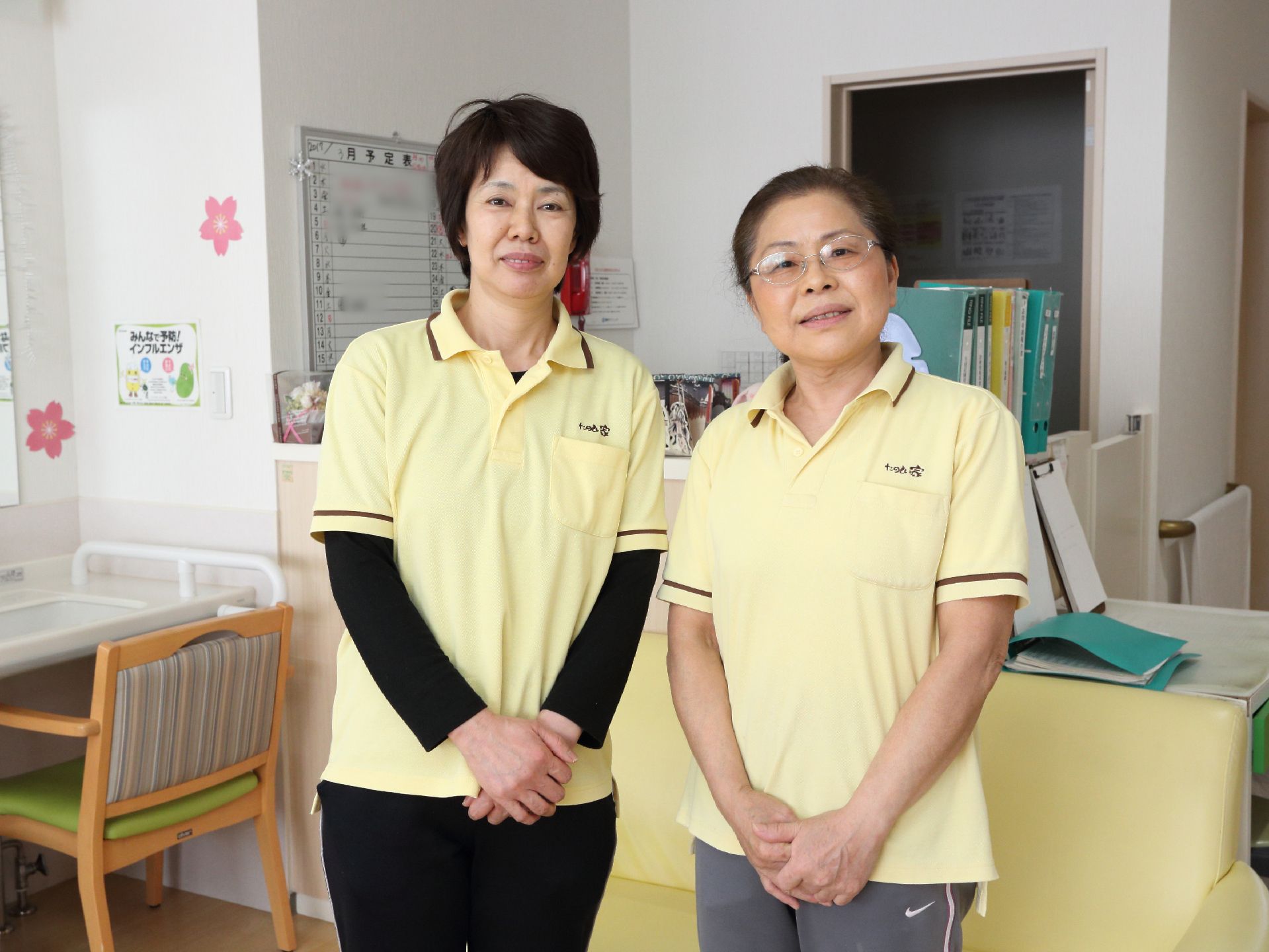 制服姿のスタッフの写真。