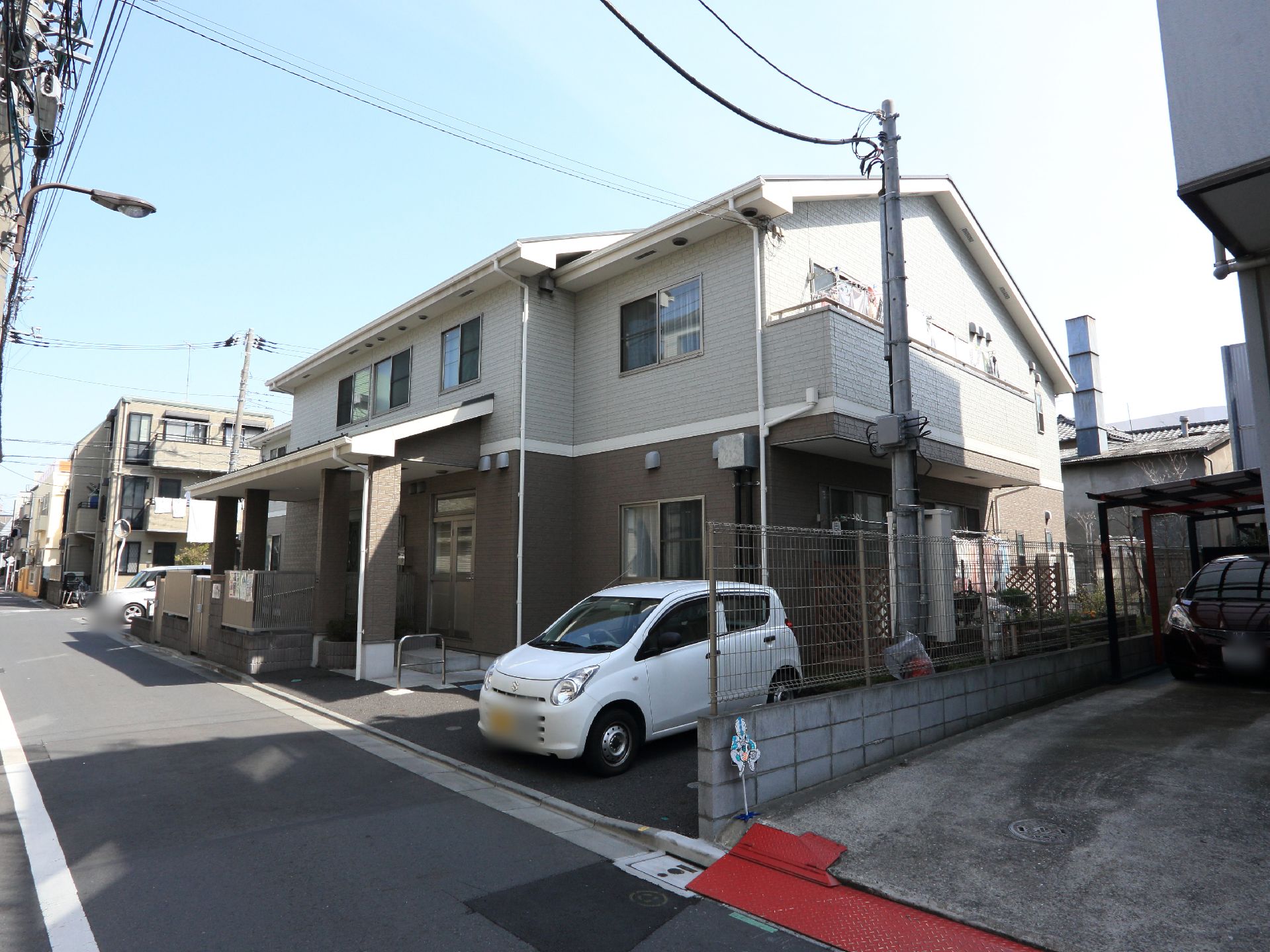 南側の2階にはバルコニーがあり、洗濯物を干すことが出来る。玄関前には大きな屋根があり荒天時もスムーズに送迎できる。