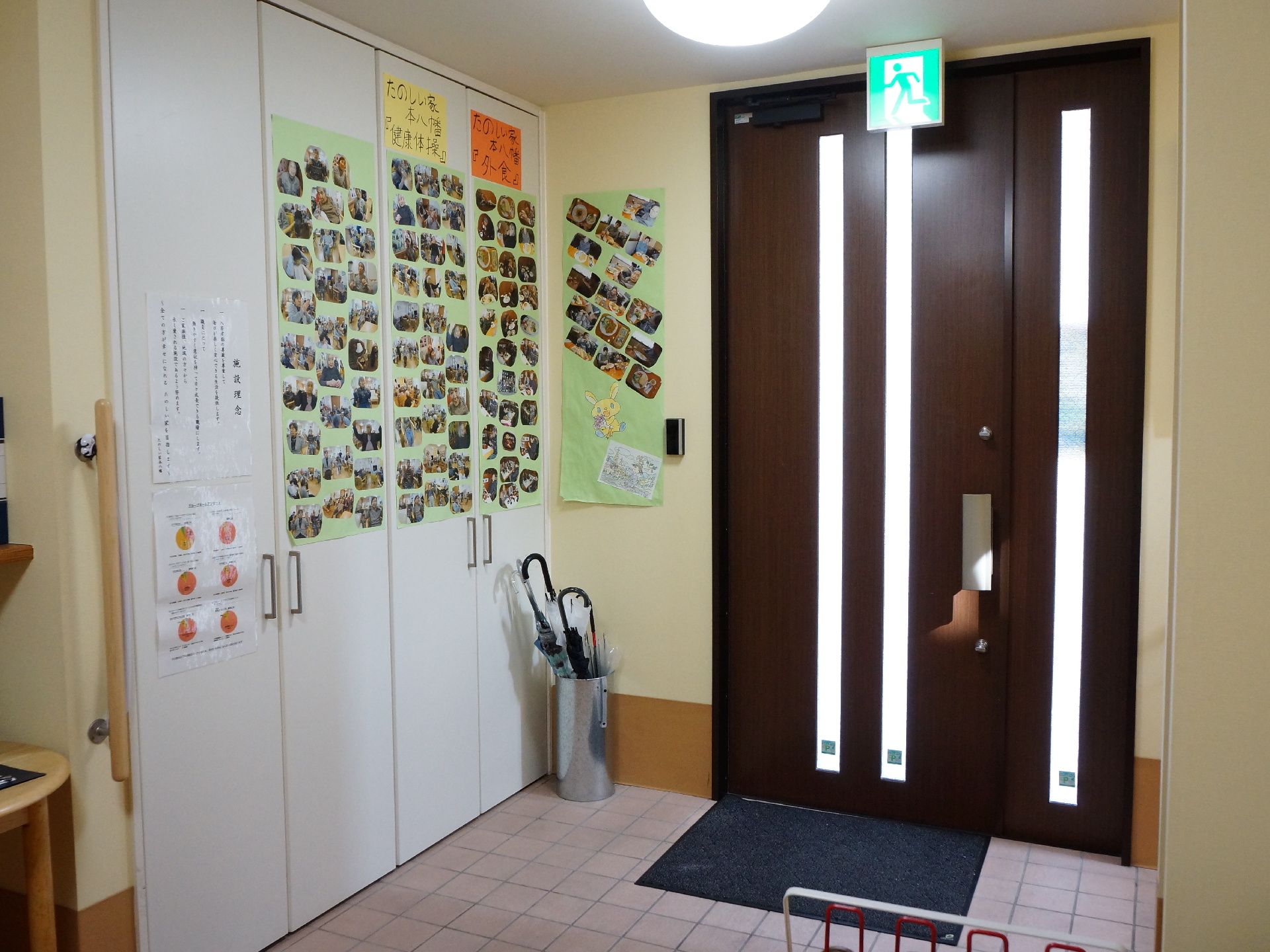 玄関フロアは明るく、足元がしっかり見えるようになっている。靴箱の扉には入居者の写真が貼られ、来客者にも日常がわかるように配慮されている。