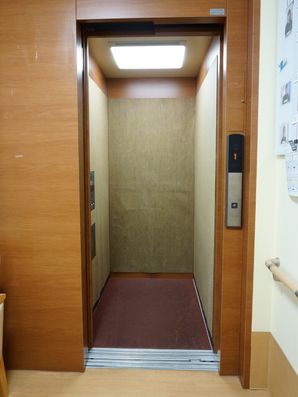 エレベーター内