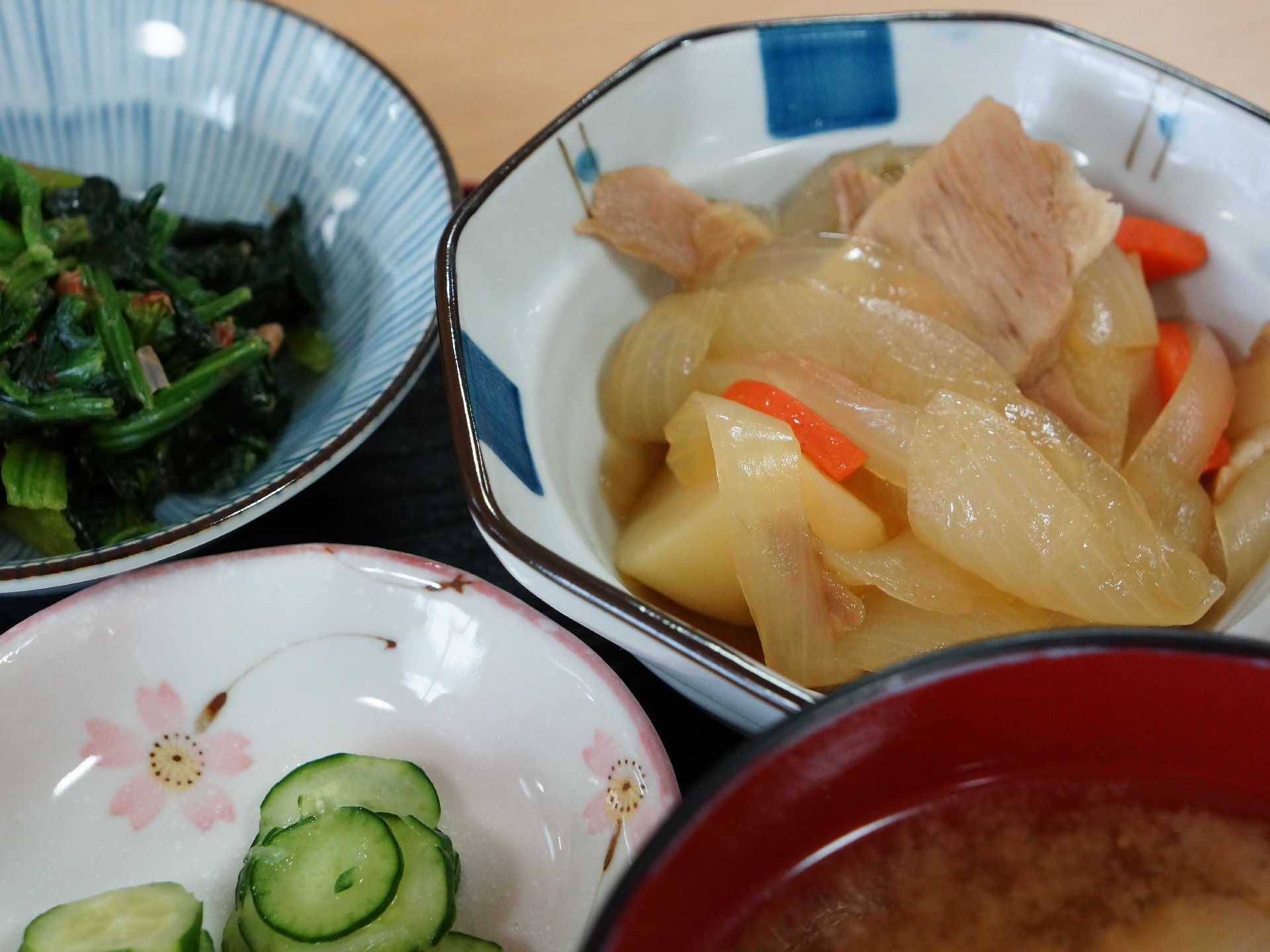 咀嚼の力が弱くなった人でも食事を美味しくいだだけるよう、軟らかく煮た肉じゃがや汁物、おひたしなどが並ぶ。