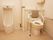 トイレには男性用の便器と、洋式便器のトイレがある。洋式便器の両サイドには手すりがあり、背もたれもある。