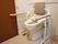 広いスペースがとってあるトイレには背もたれと捕まり棒が両側についている。ウォシュレットがついている。
