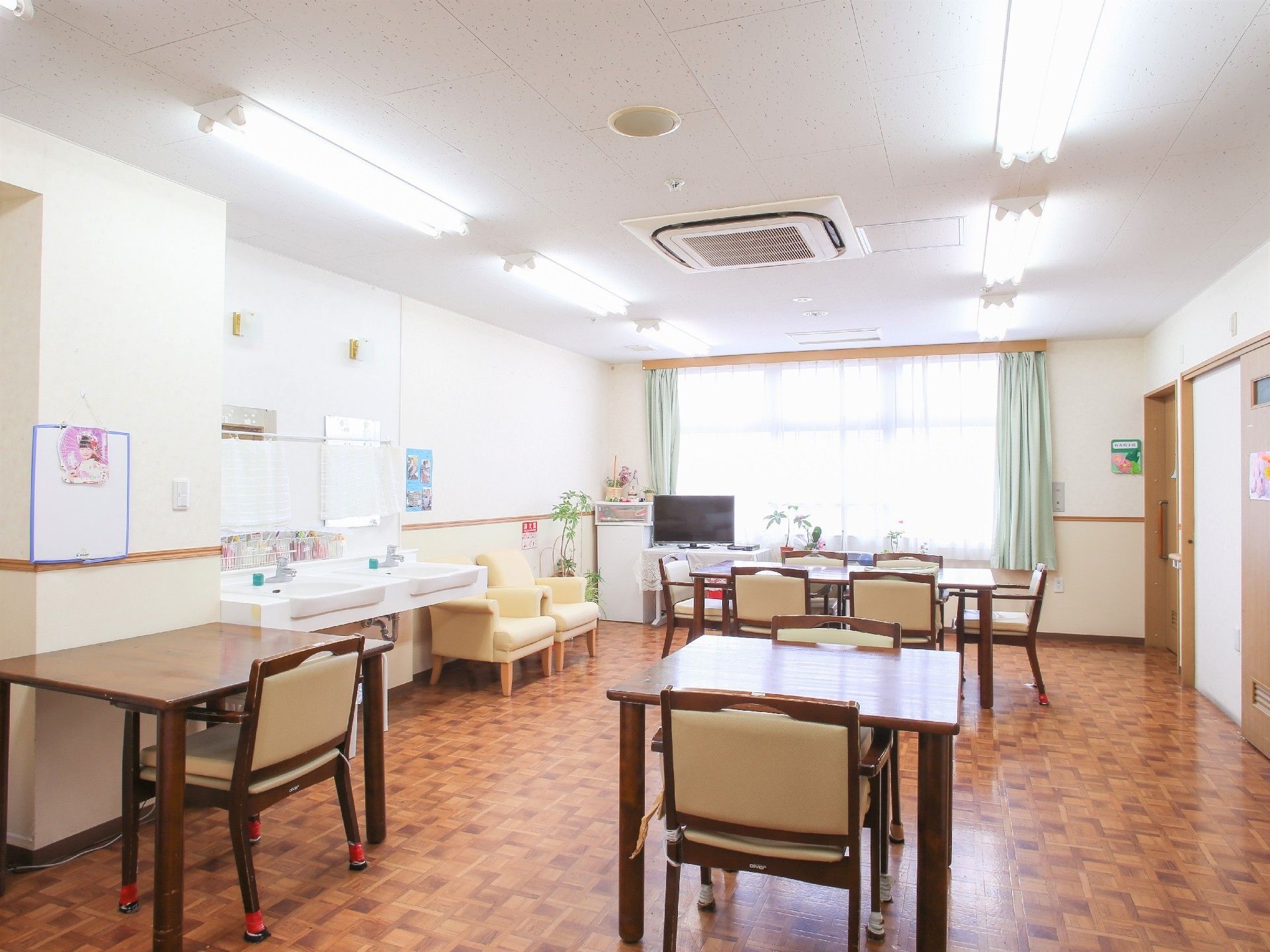 車いすの目線に下りてしっかりと話を聞く女性スタッフ。