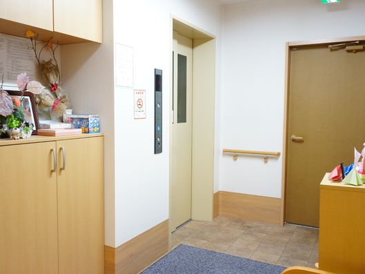 エレベーターと靴箱