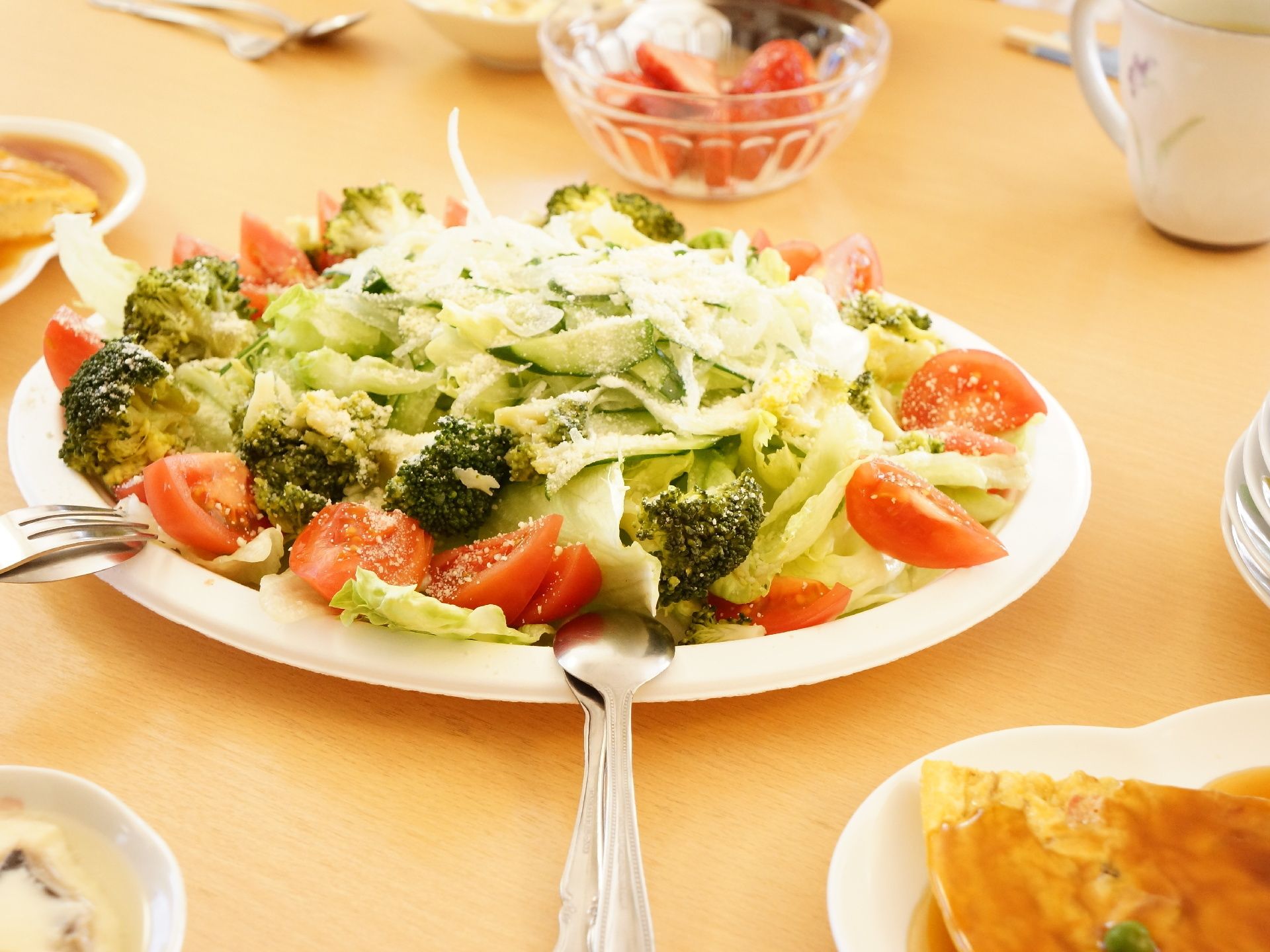 イタリア風味、新鮮野菜のトマト、キャベツ、ブロッコリー、キュウリの盛り合わせがテーブルにのり、各自で取れるようになった。