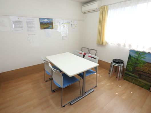 テーブルと椅子がある部屋