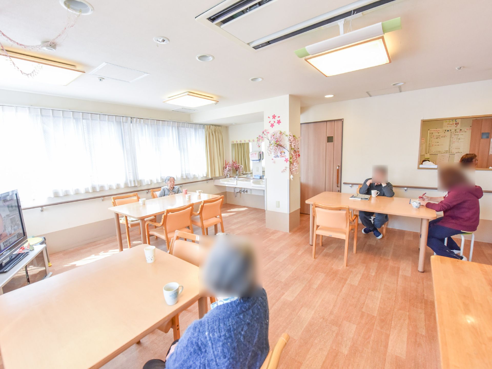 ダイニングの床はフローリングで、木製のテーブルと木製の椅子となっていて、これらはすべて木で揃えてあり統一感がある。